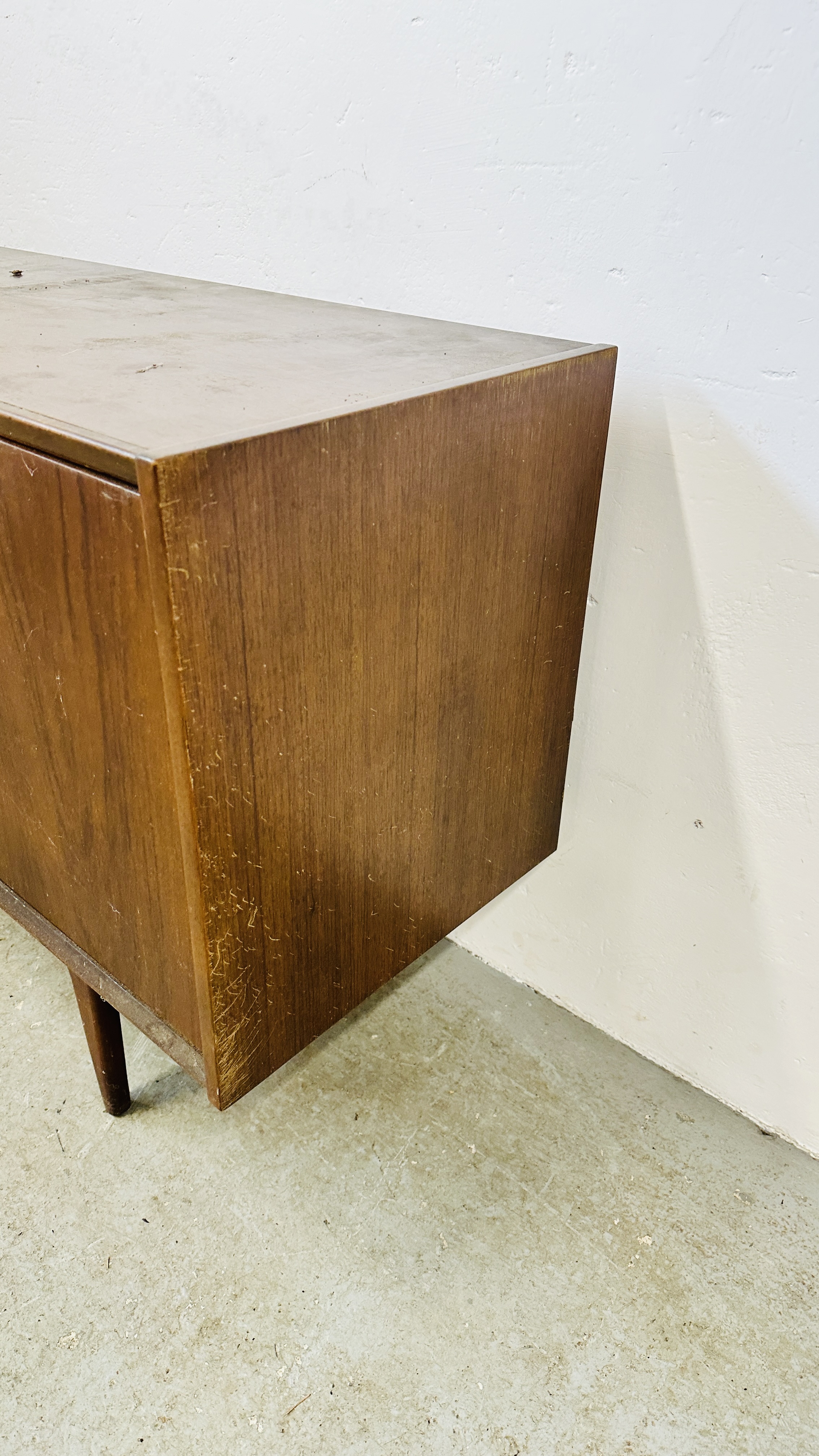 A MID CENTURY WRIGHTON TEAK FINISH 3 DRAWER SIDEBOARD FLANKED BY TWO CUPBOARDS - W 168CM X D 46CM X - Image 5 of 15