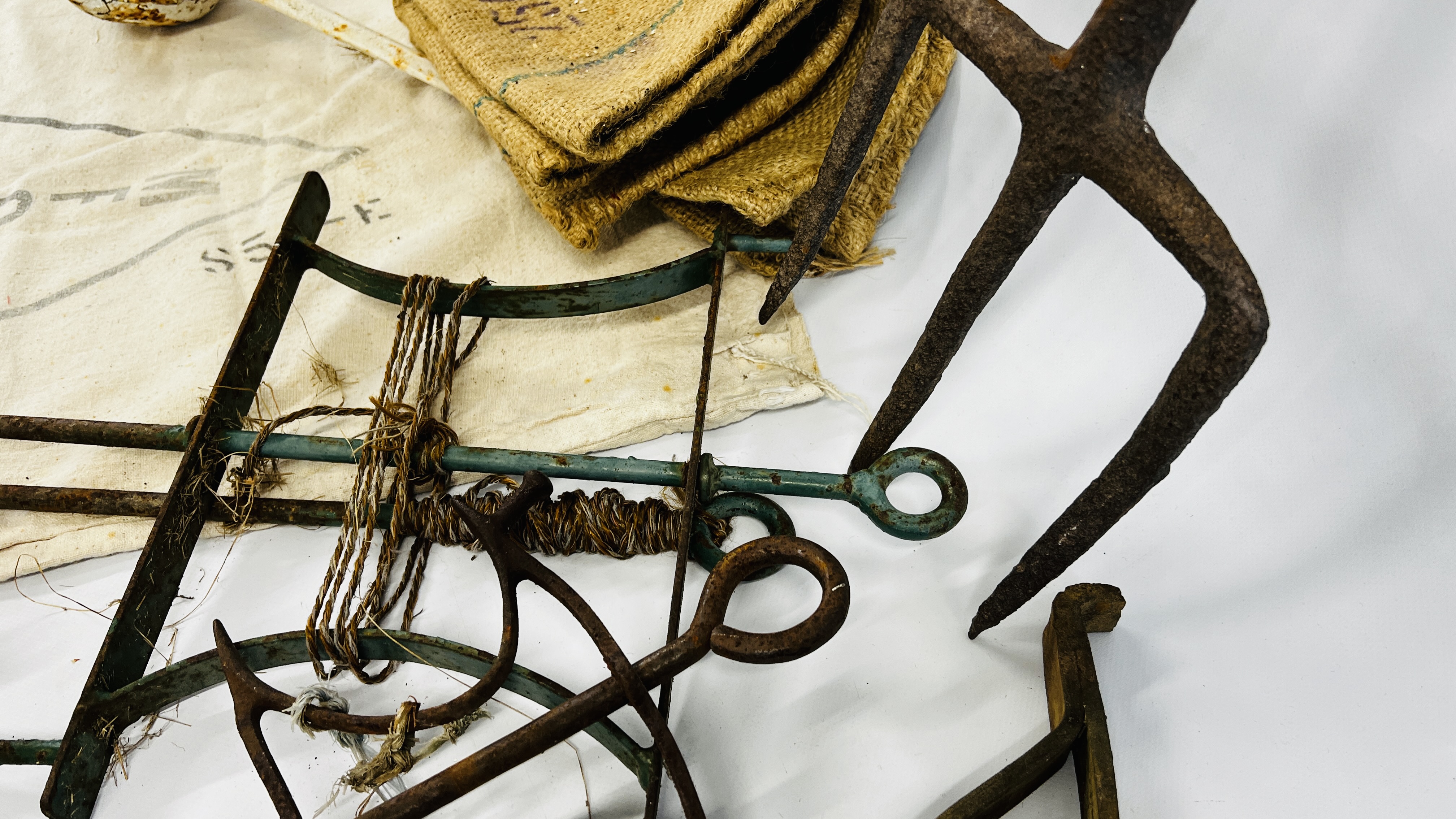 A BOX OF VINTAGE HORTICULTURAL RELATED ITEMS TO INCLUDE LINENS, HESSIAN SEED SACKS, ETC. - Image 7 of 7