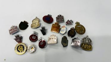 A COLLECTION OF VINTAGE BADGES TO INCLUDE WW1 & 2 HOME FRONT EXAMPLES, ETC.