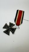 A GERMAN WW2 IRON CROSS.