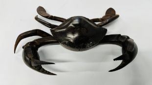 A CARVED HARDWOOD TRINKET BOX IN THE FORM OF A CRAB.