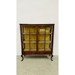 A MAHOGANY TWO DOOR DISPLAY CABINET W 110CM D 34CM H 128CM.