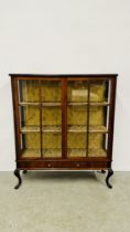 A MAHOGANY TWO DOOR DISPLAY CABINET W 110CM D 34CM H 128CM.