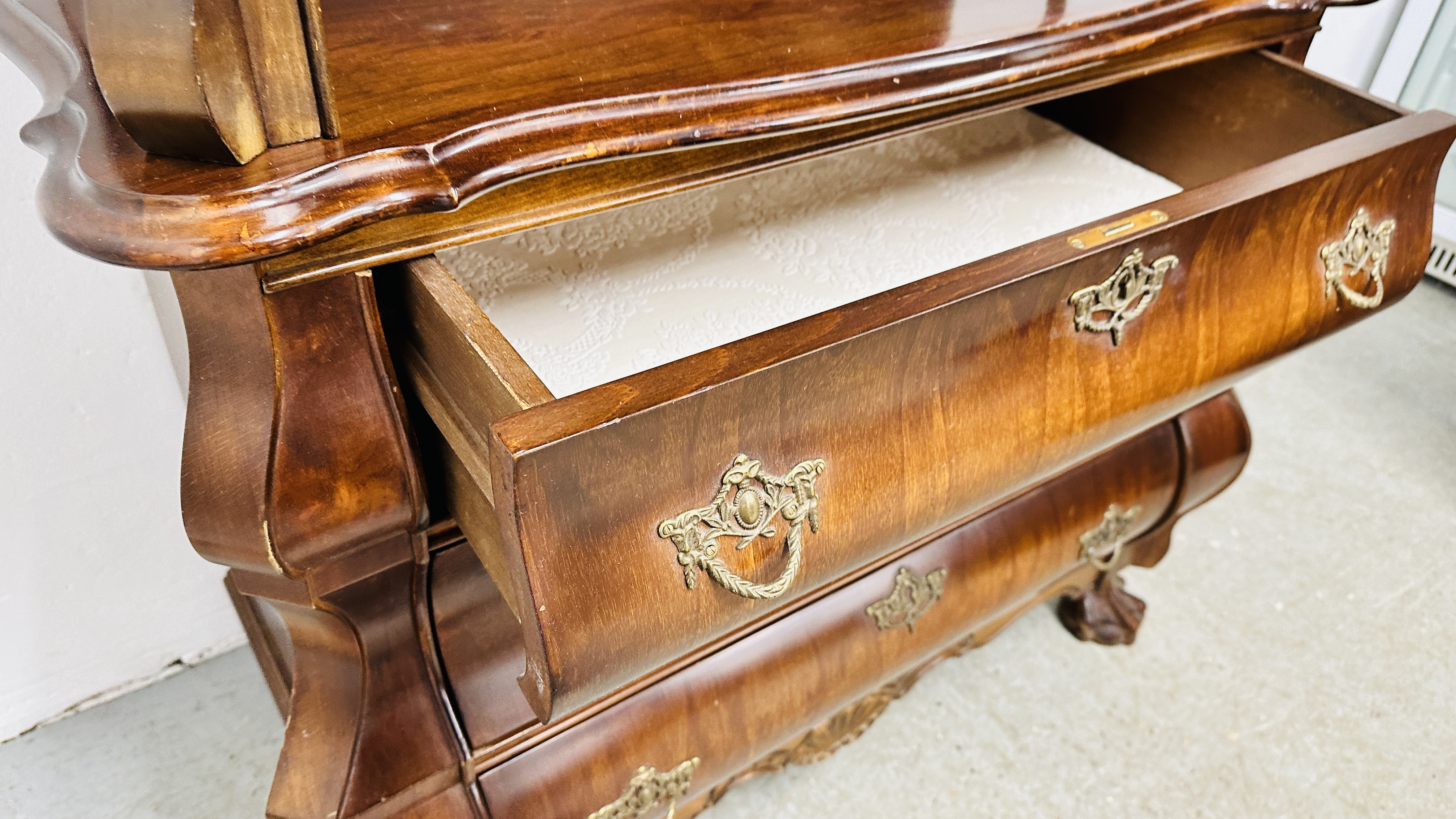 A REPRODUCTION MAHOGANY FINISH GLAZED TOP DISPLAY CABINET ON 3 DRAWER BASE - W 88CM X D 47CM X H - Image 11 of 11