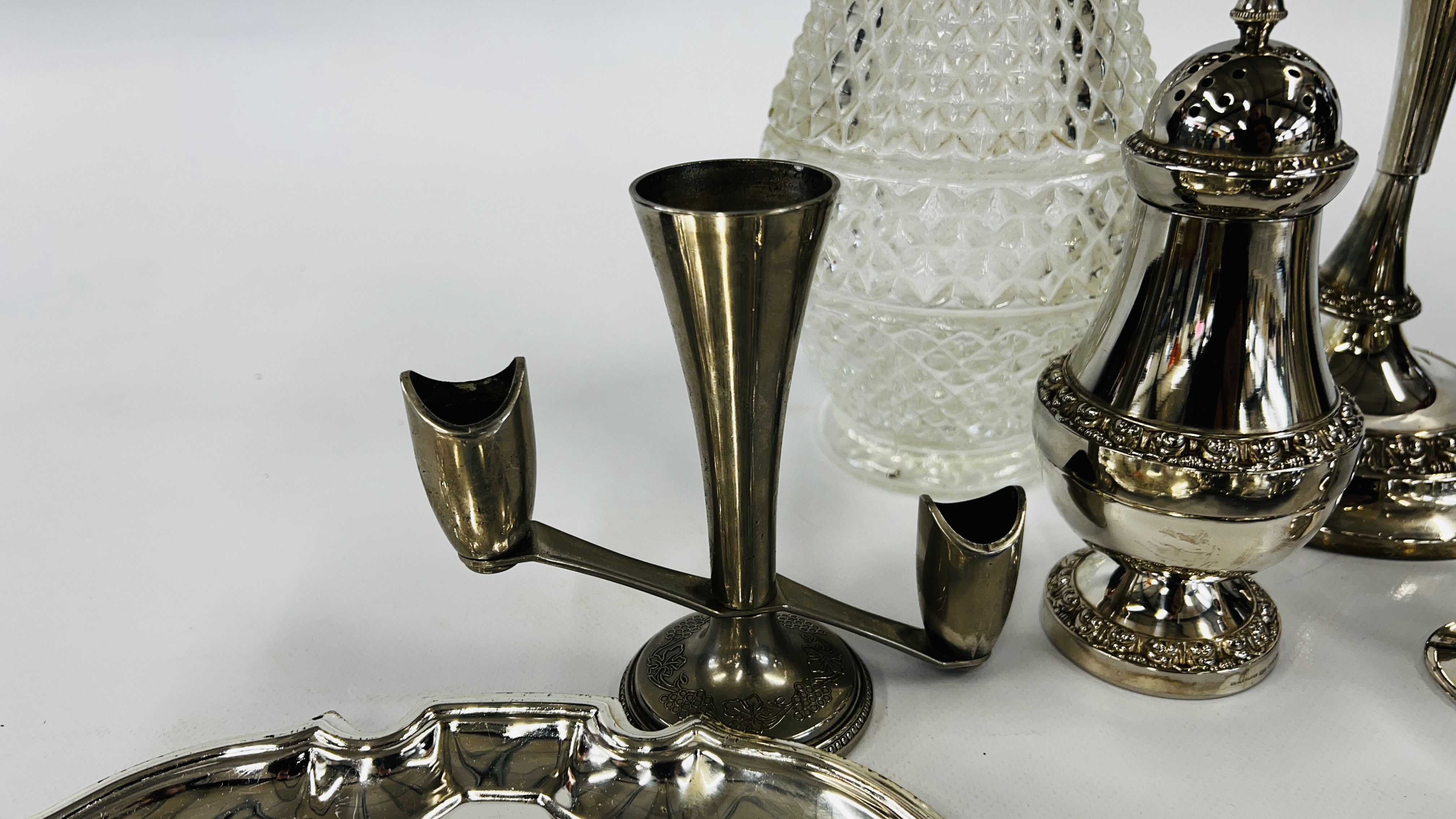 COLLECTION OF PLATED WARE INCLUDING CLARET JUG, SUGAR SIFTER TRAYS, CANDELABRA ETC. - Image 6 of 7