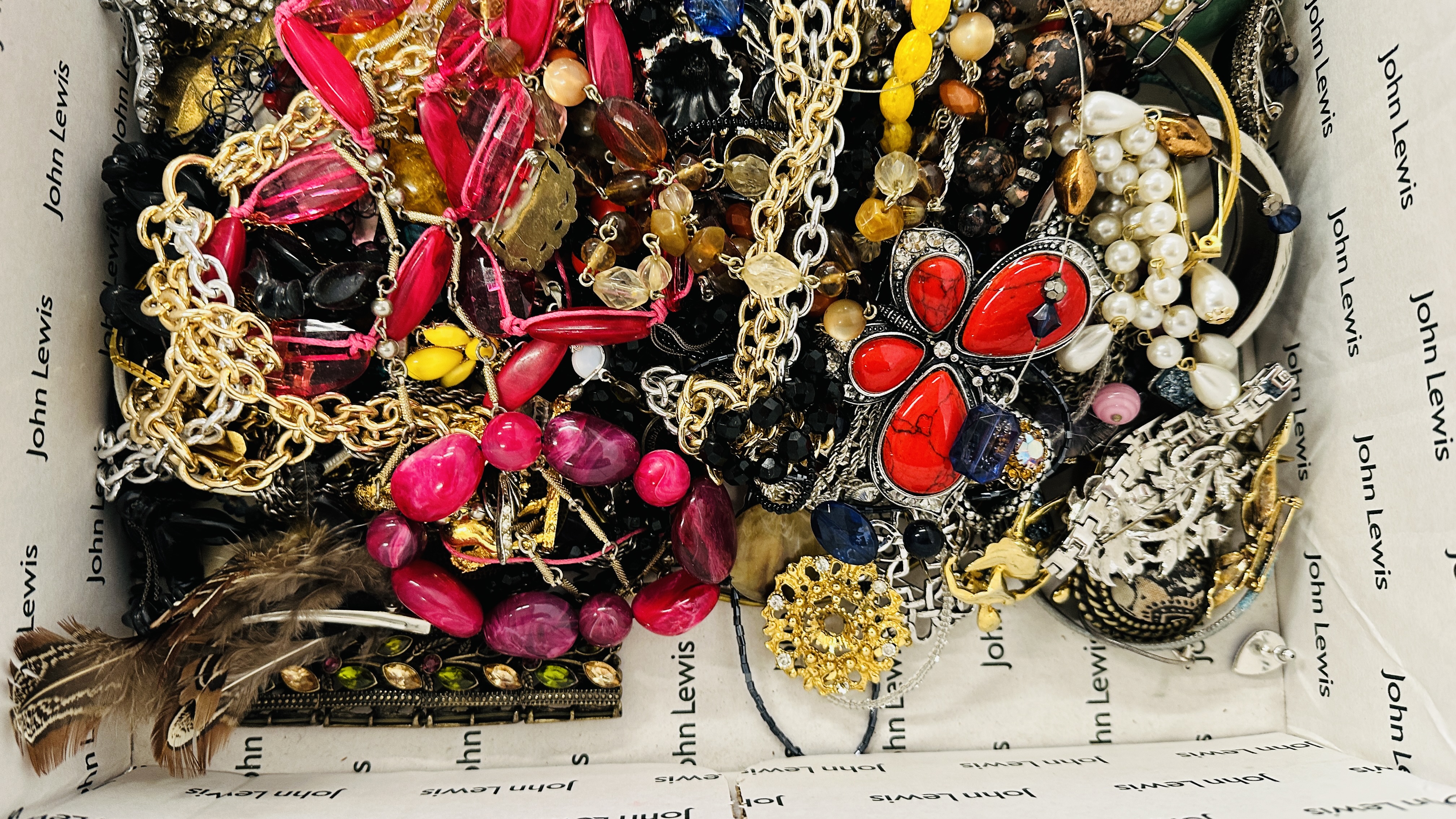 A LARGE BOX OF VINTAGE COSTUME JEWELLERY TO INCLUDE NECKLACES, BRACELETS, BEADS ETC. - Image 2 of 9