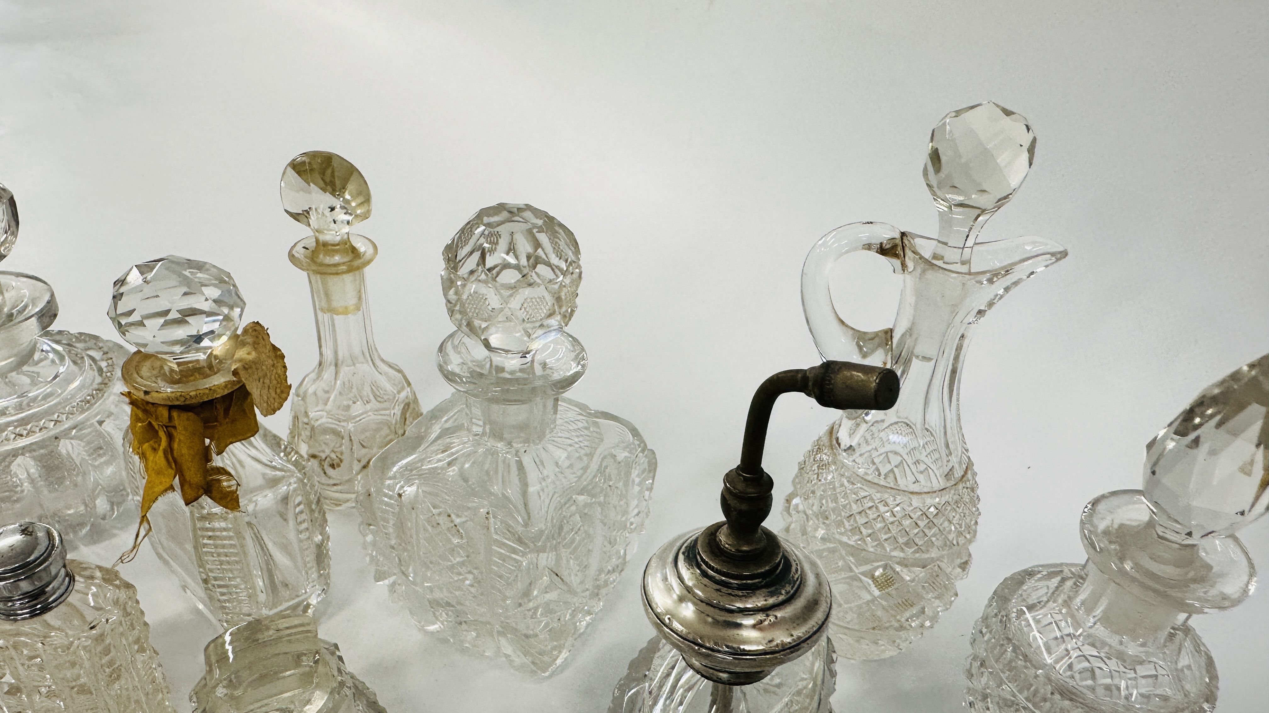 A QUANTITY OF SCENT BOTTLES, SOME SILVER DECORATED. - Image 7 of 14