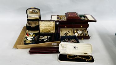 A JEWELLERY BOX AND CONTENTS TO INCLUDE COSTUME JEWELLERY AND SILVER, HINGED BANGLE,