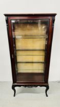 A REPRODUCTION MAHOGANY 4 TIER GLAZED DISPLAY CABINET H 152CM X W 71CM X D 41CM.