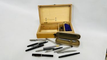 A COLLECTION OF APPROX 13 ASSORTED PENS TO INCLUDE PARKER & VINTAGE EXAMPLES ALONG WITH A CASED PEN