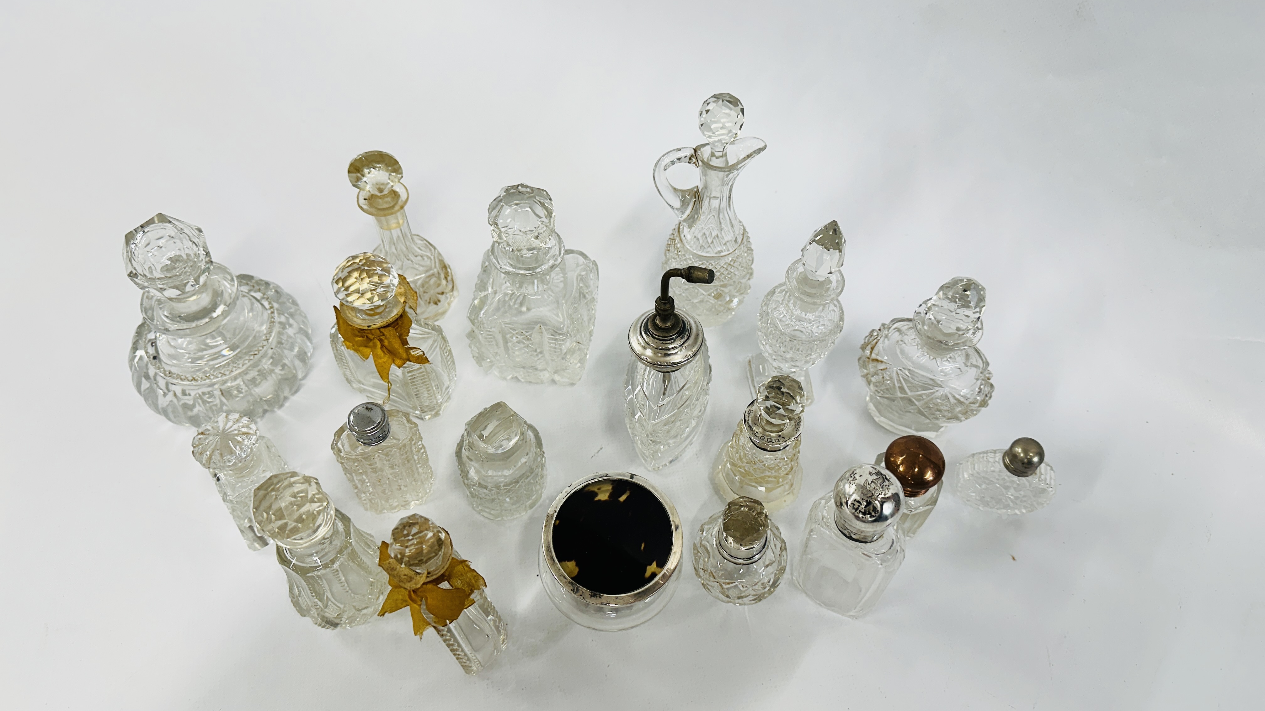 A QUANTITY OF SCENT BOTTLES, SOME SILVER DECORATED. - Image 9 of 14