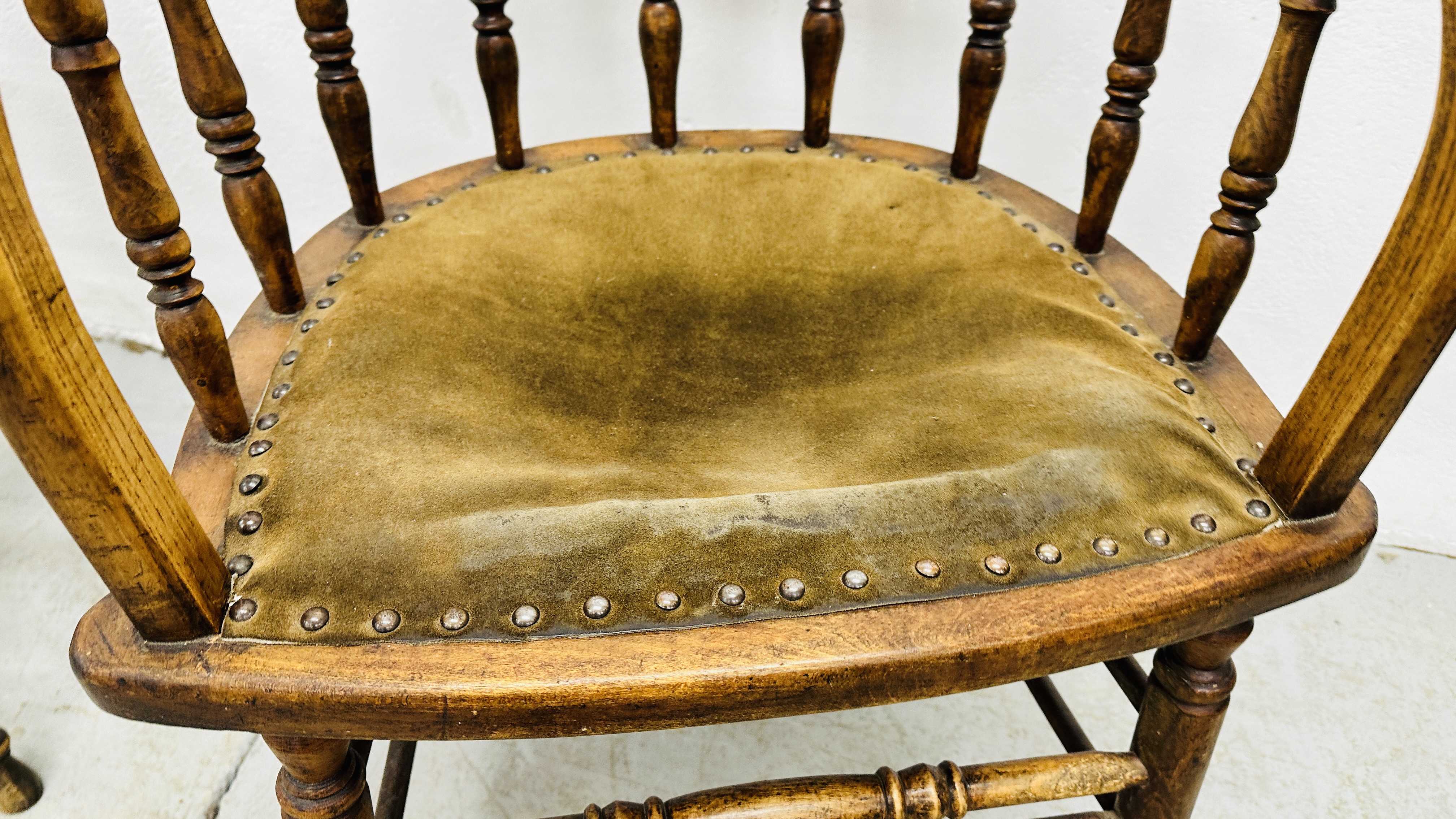 A PAIR OF ANTIQUE SOLID OAK CHAIRS HAVING GREEN LEATHERED SEATS. - Image 8 of 18