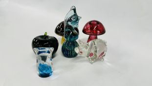 A GROUP OF 6 ART GLASS PAPERWEIGHTS TO INCLUDE A WEDGEWOOD TOADSTOOL AND ONE OTHER, PIG AND AN OWL,