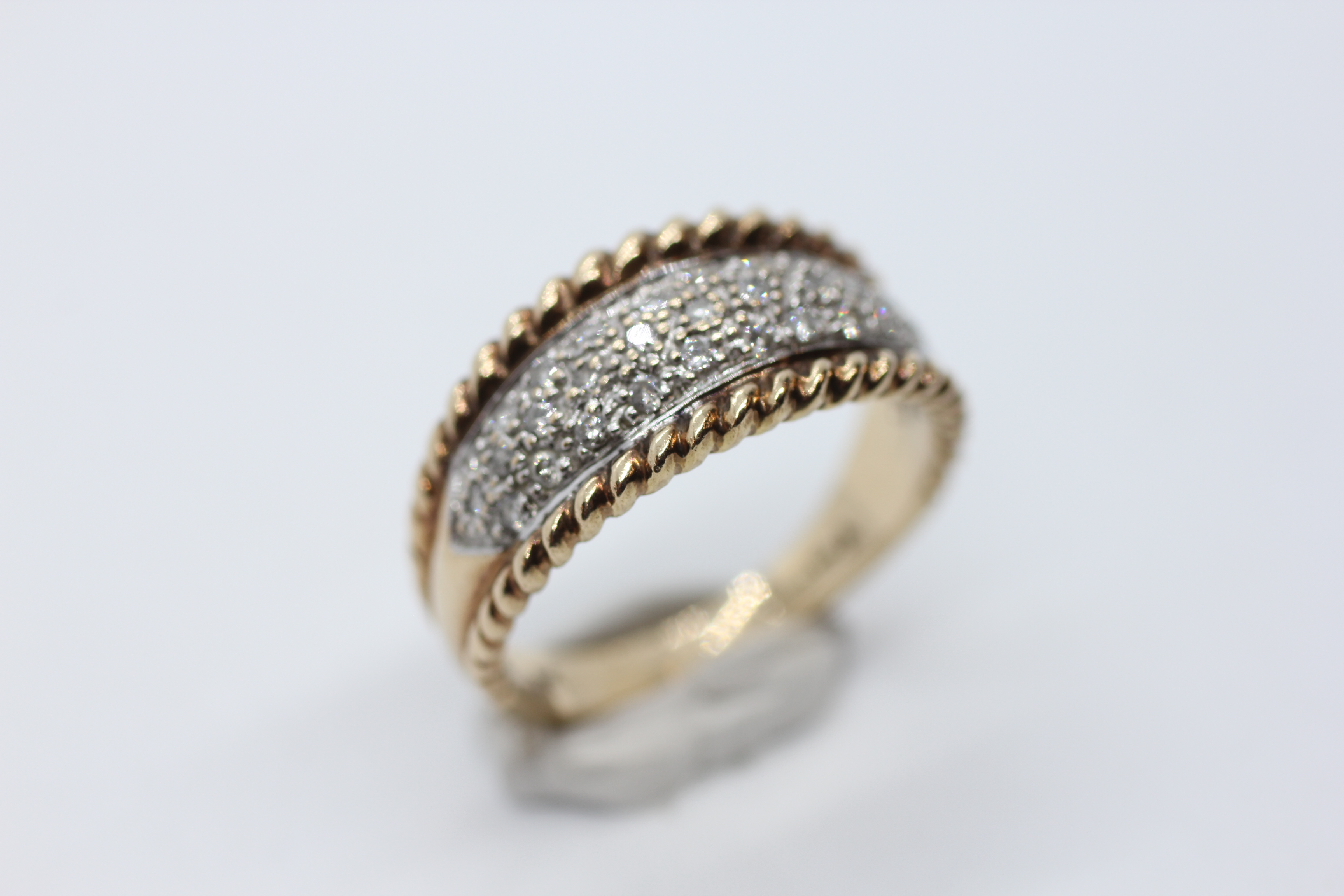A DESIGNER 9CT GOLD RING SET WITH MULTIPLE DIAMONDS WITHIN A ROPE TRIM. - Image 3 of 13