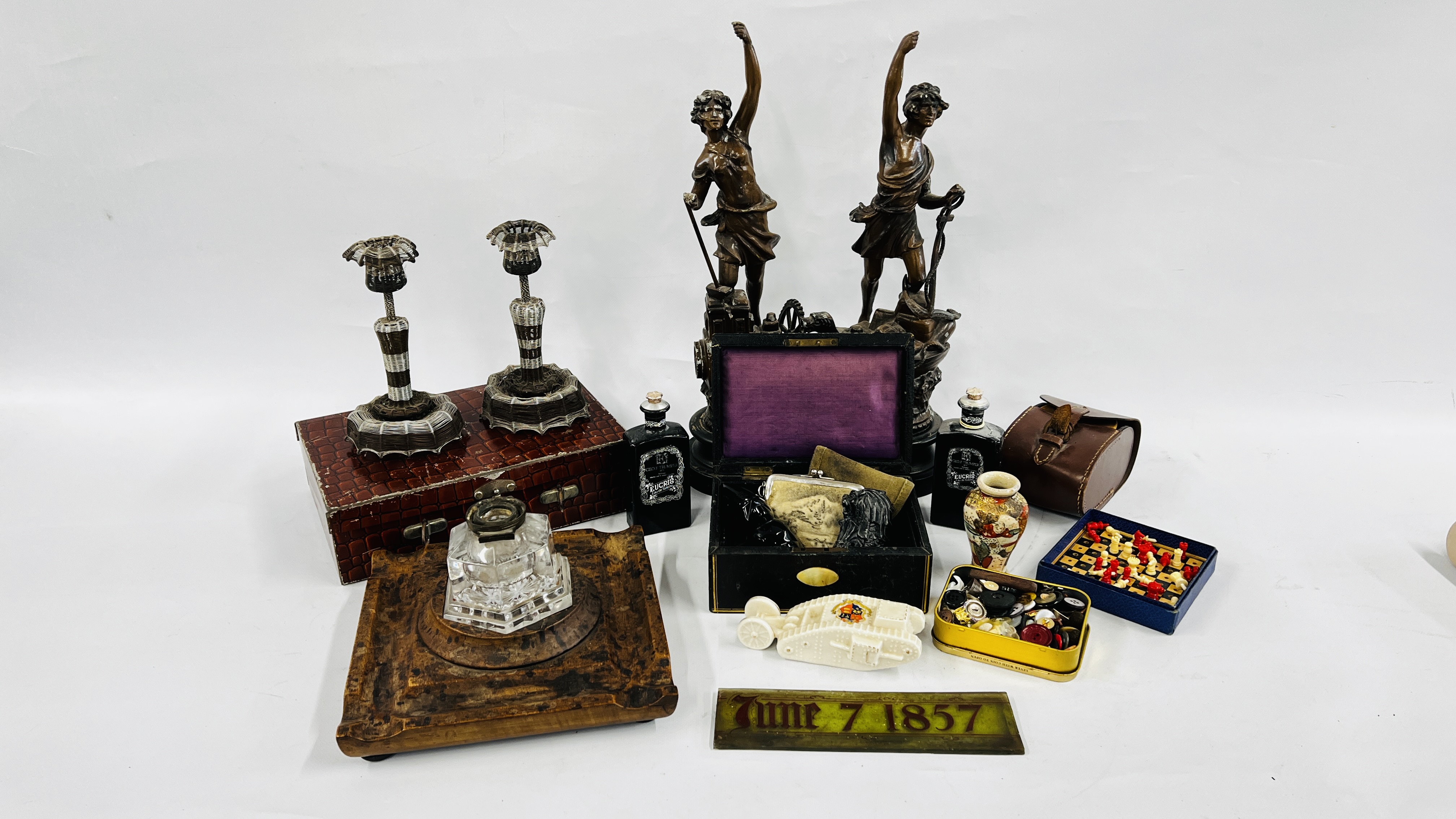 A BOX OF COLLECTIBLES TO INCLUDE A PAIR OF SPELTER FIGURES, PAIR OF VINTAGE WIRE WORK CANDLESTICKS,