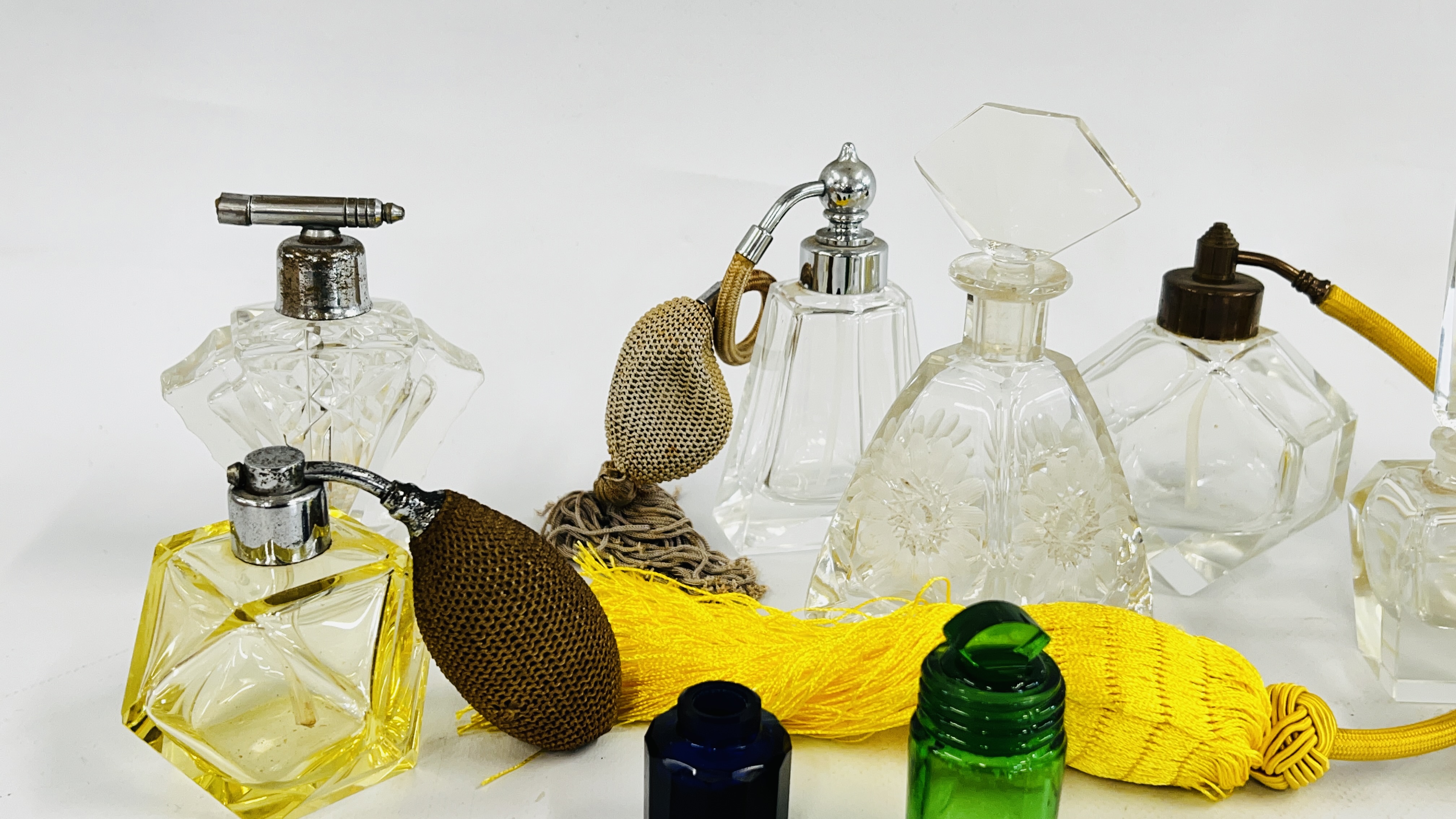 A GROUP OF ART DECO AND LATER SCENT BOTTLES. - Image 3 of 5