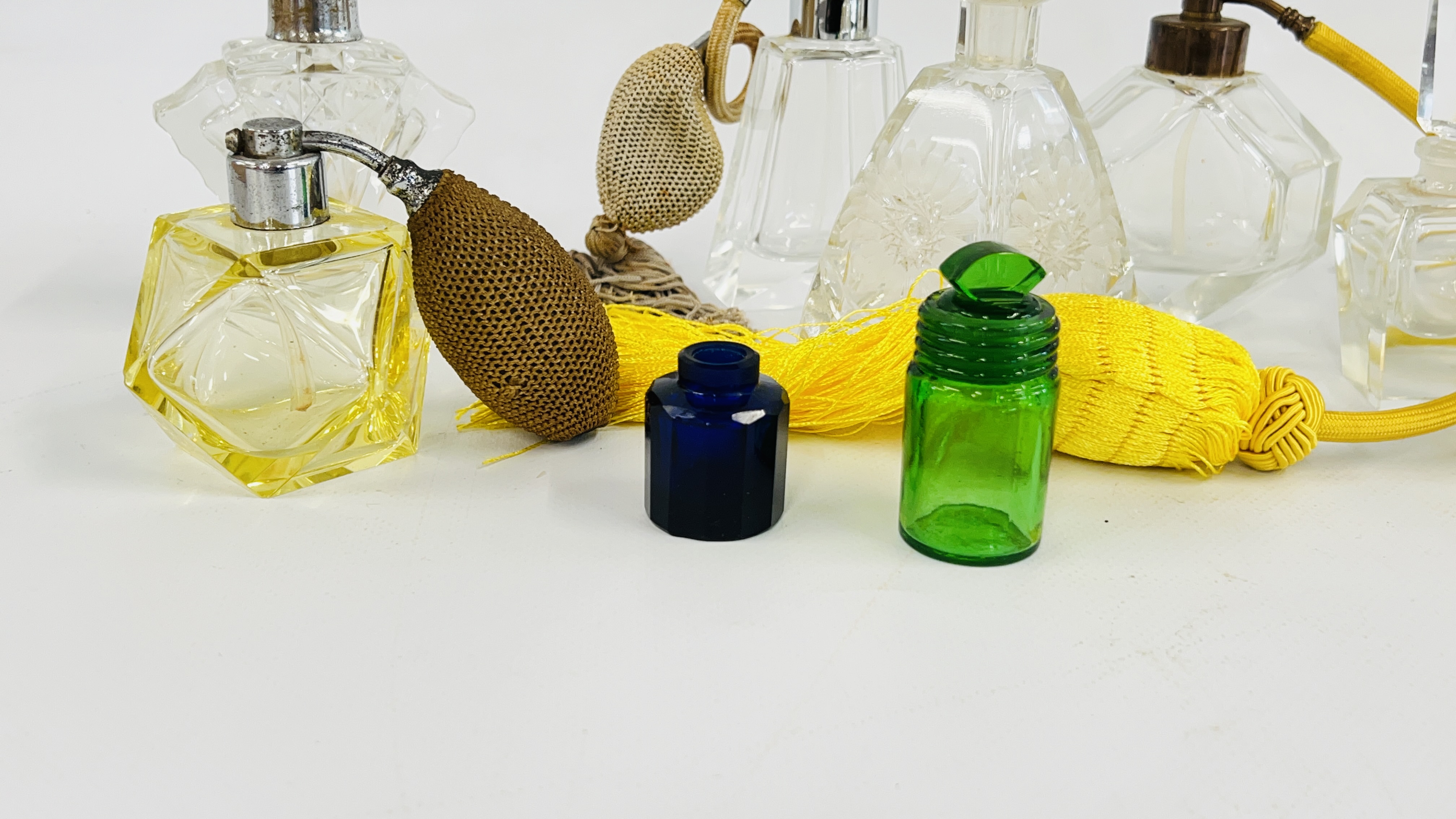 A GROUP OF ART DECO AND LATER SCENT BOTTLES. - Image 2 of 5