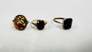 TWO 9CT GOLD RINGS TO INCLUDE AN EXAMPLE SET WITH AN OVAL AGATE PANEL + A FURTHER VINTAGE ROLLED