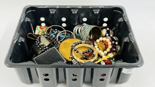A LARGE BOX OF COSTUME JEWELLERY TO INCLUDE BRACELETS, BROOCHES, NECKLACES ETC.
