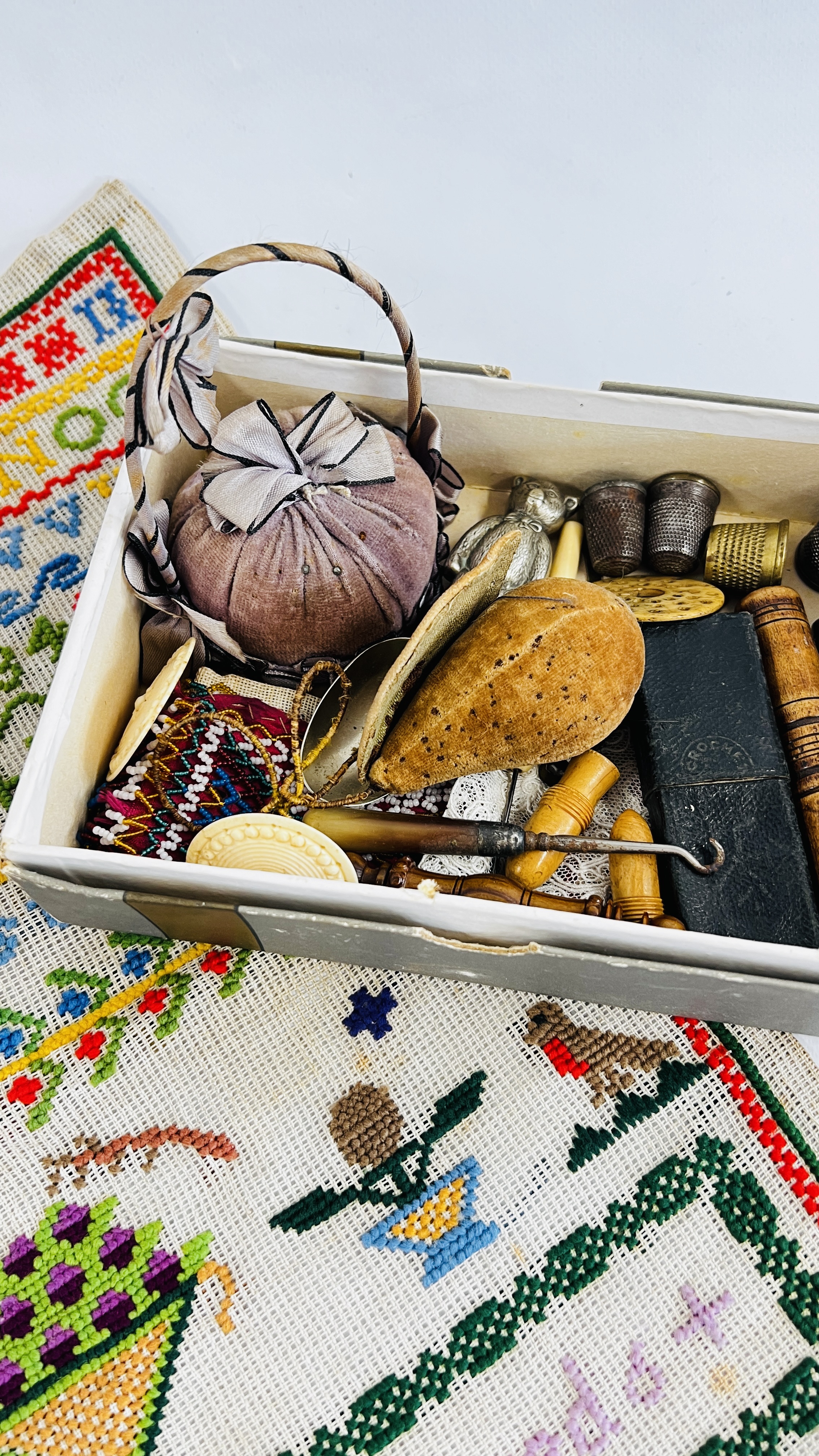 A TRAY CONTAINING VINTAGE SEWING ITEMS TO INCLUDE PIN CUSHIONS, NEEDLE COVERS, - Image 2 of 6