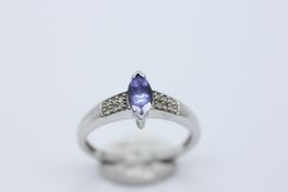 A MODERN CONTEMPORARY 9CT WHITE GOLD RING SET WITH A CENTRAL BLUE STONE AND INSET DIAMOND SHOULDERS.