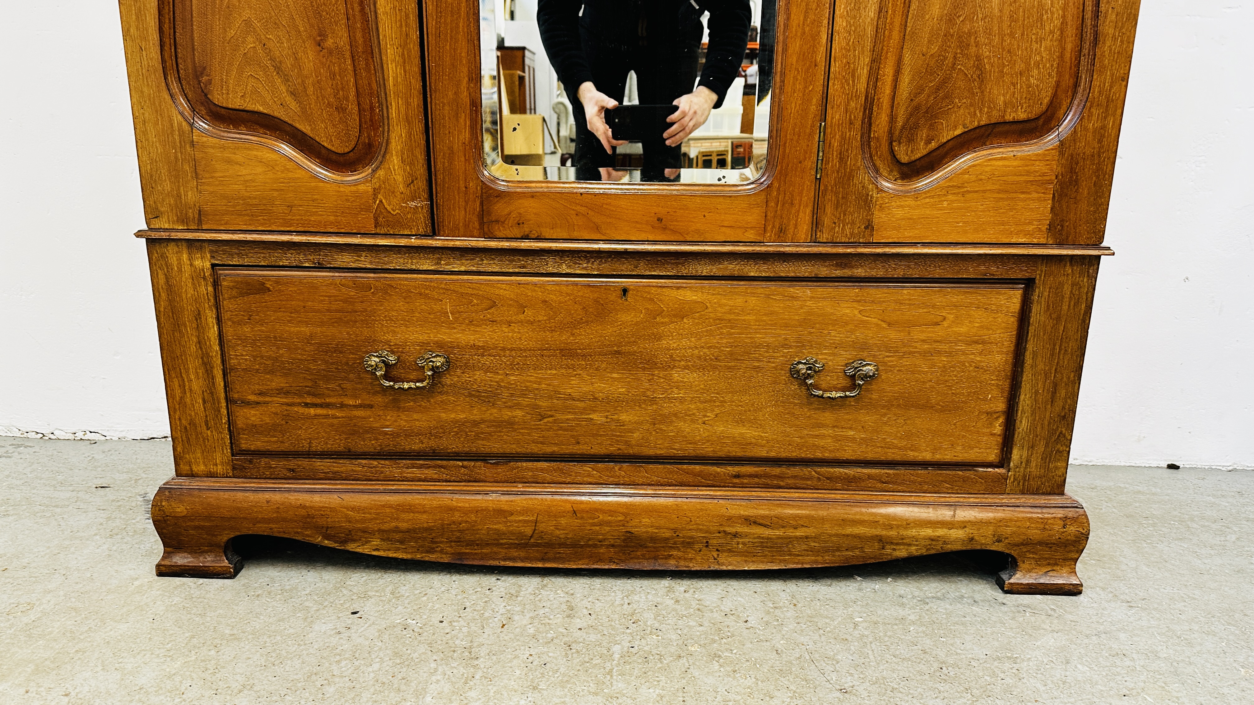 AN EDWARDIAN MAHOGANY WARDROBE WITH DRAWER TO BASE, MIRRORED CENTRAL DOOR, - Image 6 of 10