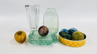 A COLLECTION OF COLOURED GLASS TO INCLUDE ETCHED GLASS VASE, SCANDINAVIAN STYLE VASE ETC.