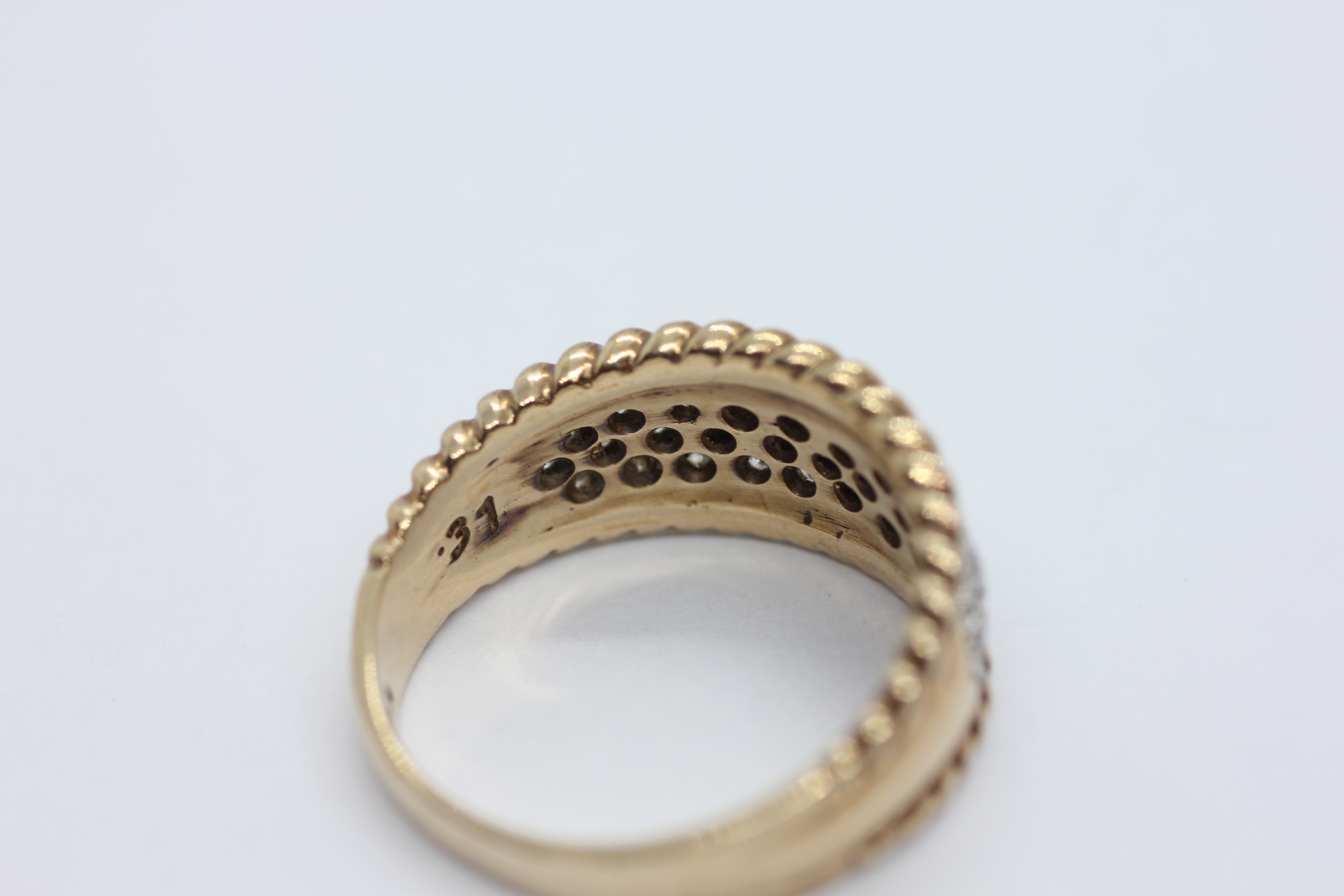 A DESIGNER 9CT GOLD RING SET WITH MULTIPLE DIAMONDS WITHIN A ROPE TRIM. - Image 7 of 13