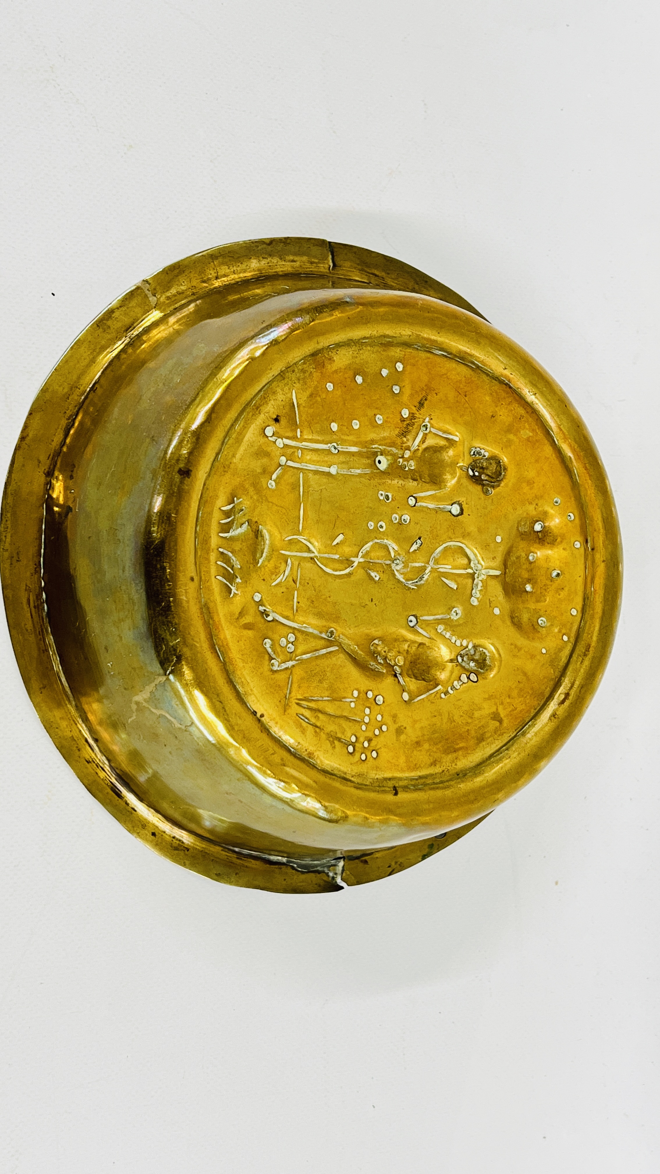 A NUREMBERG BRASS ARMS DISH EMBOSSED WITH ADAM & EVE (SOME DAMAGE) DIAM 24. - Image 6 of 6