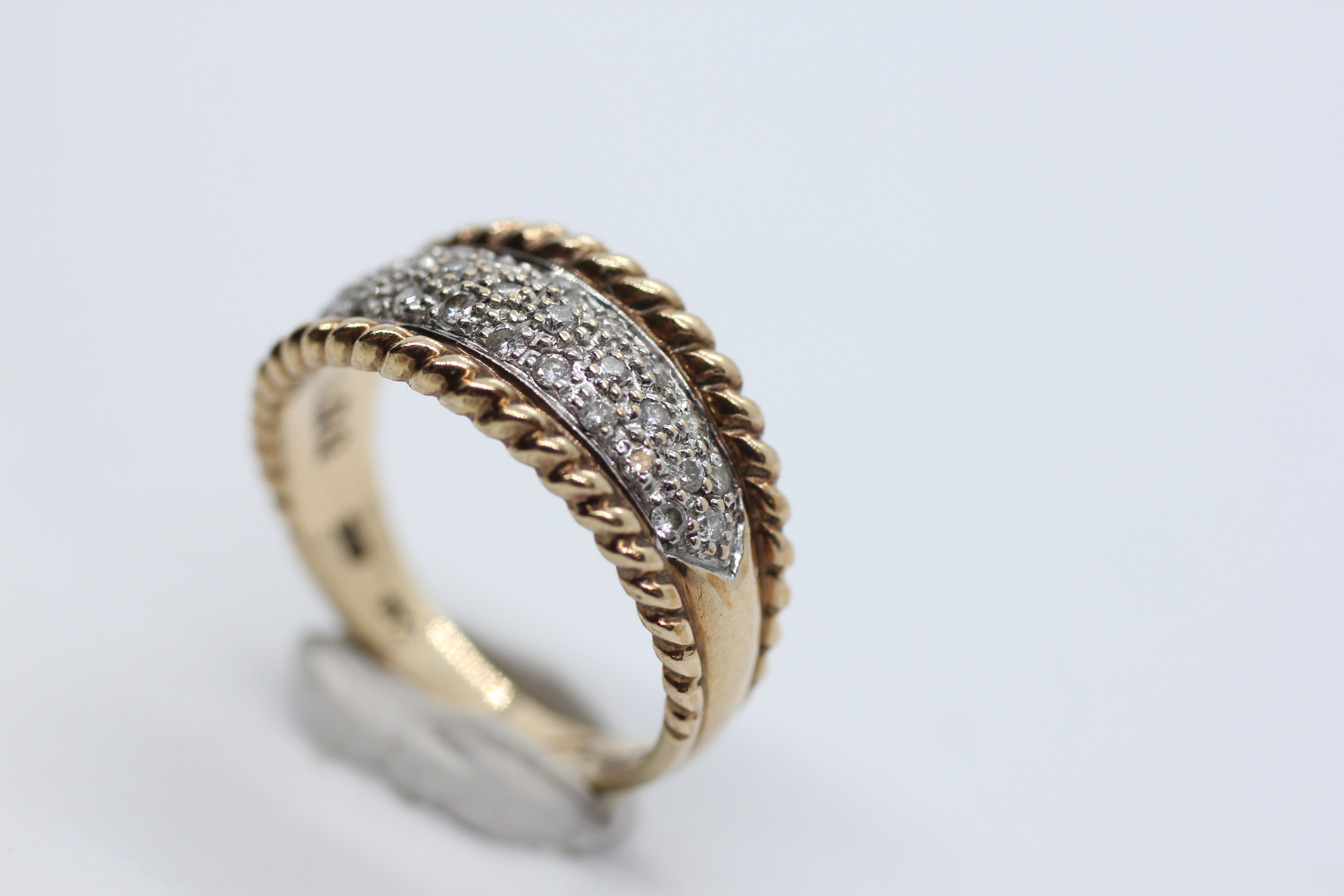 A DESIGNER 9CT GOLD RING SET WITH MULTIPLE DIAMONDS WITHIN A ROPE TRIM. - Image 6 of 13