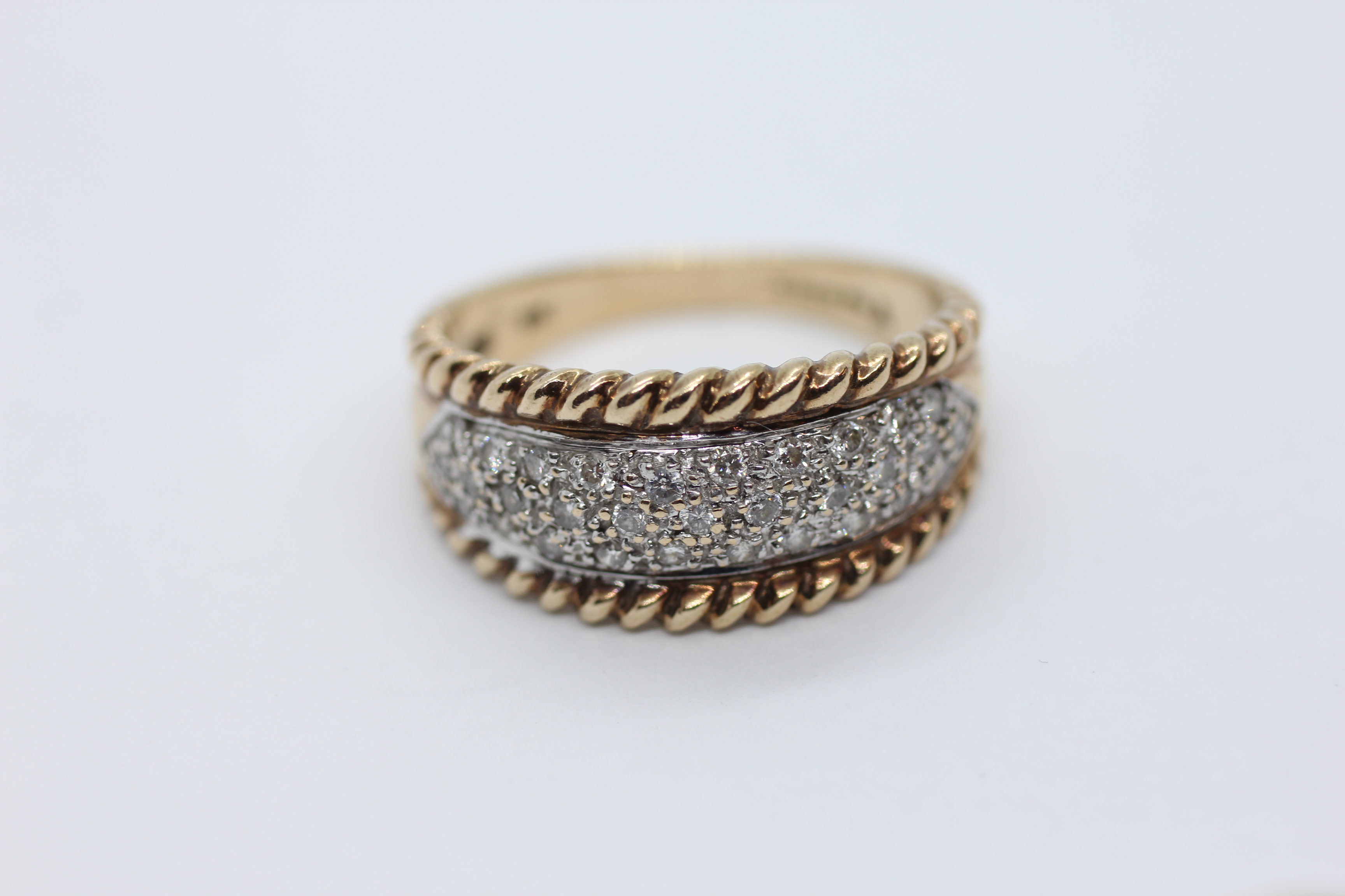 A DESIGNER 9CT GOLD RING SET WITH MULTIPLE DIAMONDS WITHIN A ROPE TRIM. - Image 10 of 13