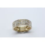 AN IMPRESSIVE 9CT GOLD DIAMOND GREEK KEY DESIGN RING.