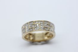 AN IMPRESSIVE 9CT GOLD DIAMOND GREEK KEY DESIGN RING.