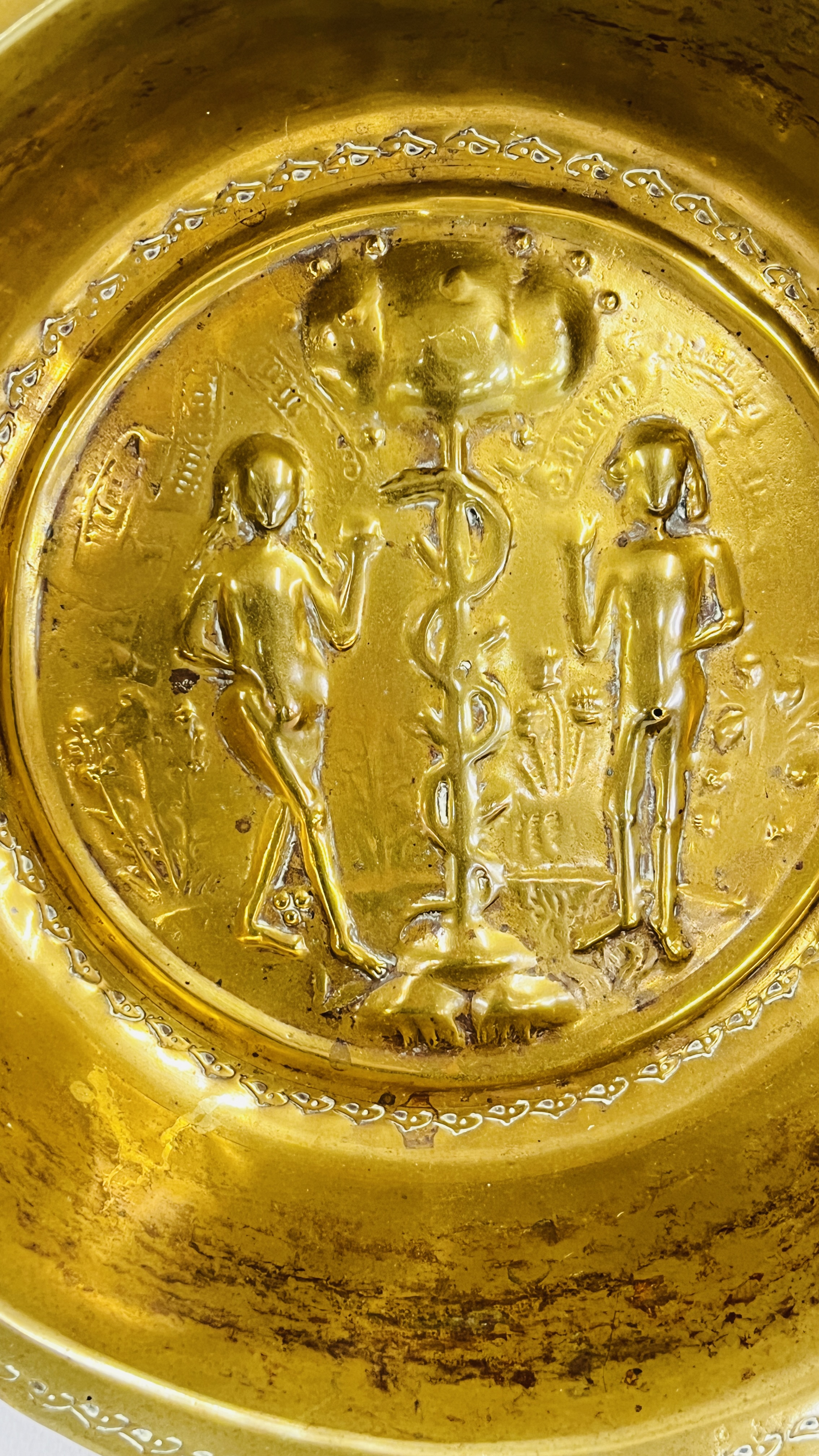 A NUREMBERG BRASS ARMS DISH EMBOSSED WITH ADAM & EVE (SOME DAMAGE) DIAM 24. - Image 5 of 6