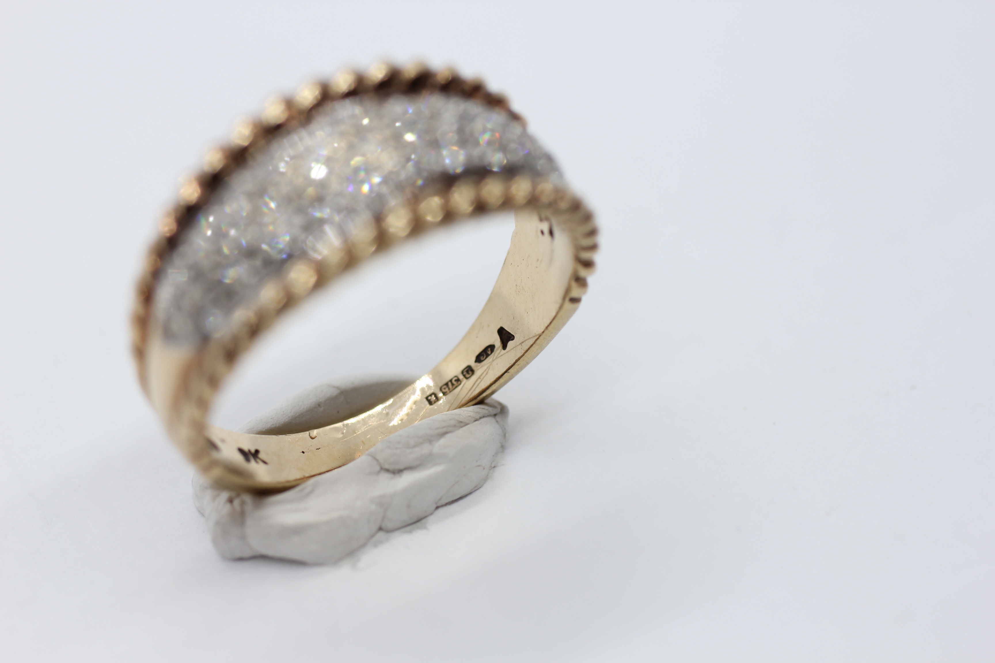 A DESIGNER 9CT GOLD RING SET WITH MULTIPLE DIAMONDS WITHIN A ROPE TRIM. - Image 4 of 13