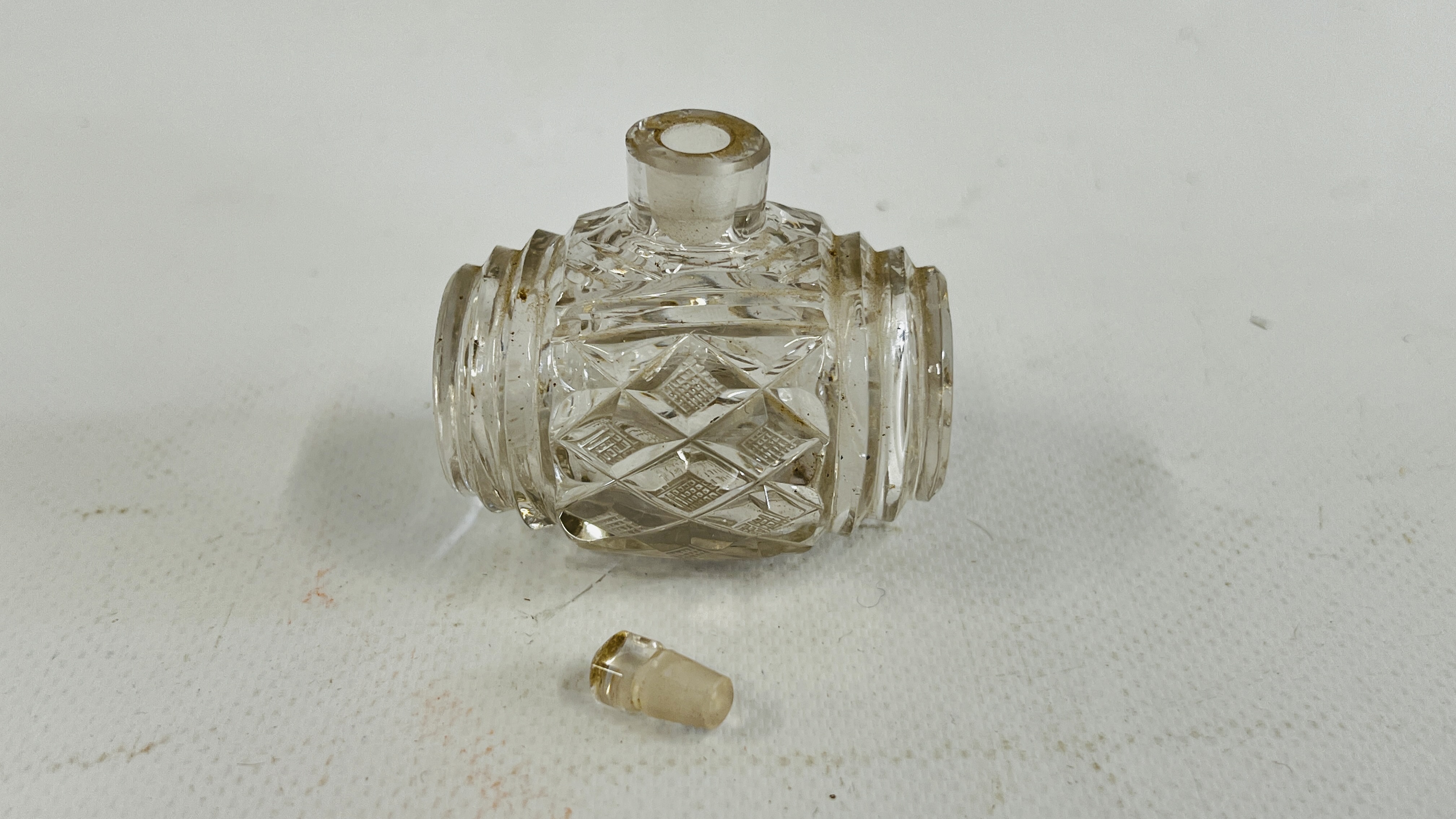 2 VICTORIAN GLASS SCENT BOTTLES. - Image 3 of 5