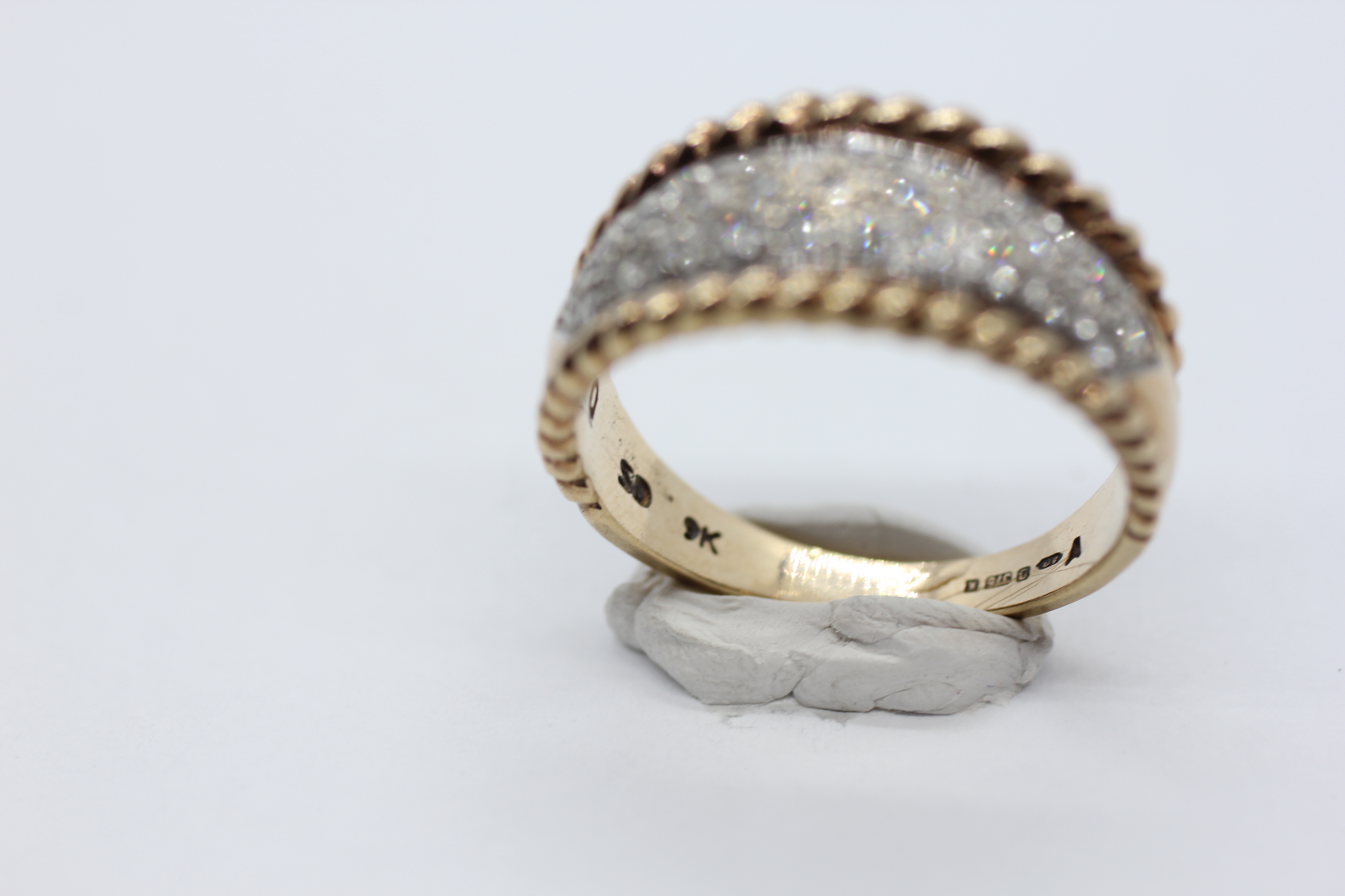 A DESIGNER 9CT GOLD RING SET WITH MULTIPLE DIAMONDS WITHIN A ROPE TRIM. - Image 5 of 13