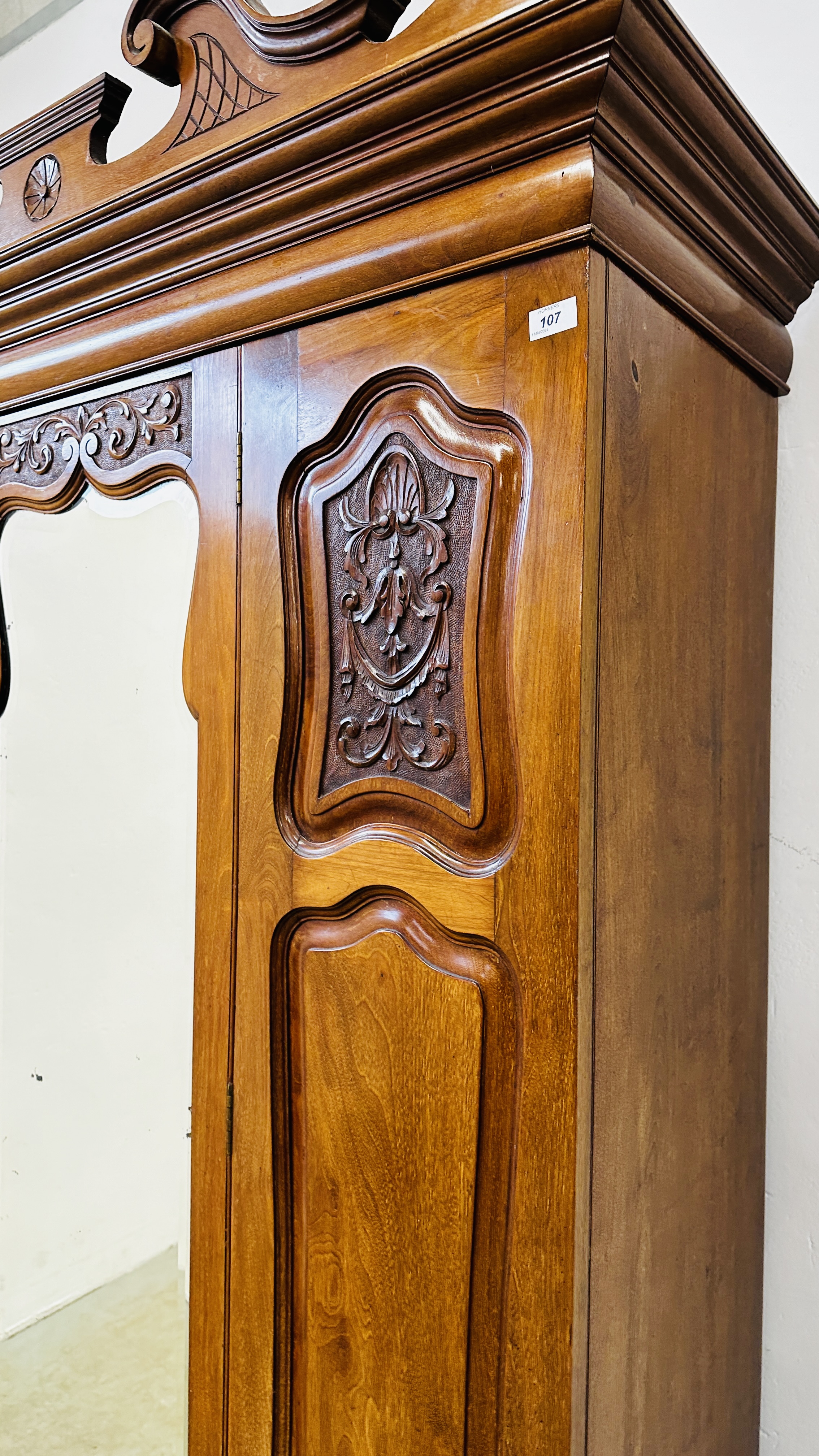 AN EDWARDIAN MAHOGANY WARDROBE WITH DRAWER TO BASE, MIRRORED CENTRAL DOOR, - Image 7 of 10