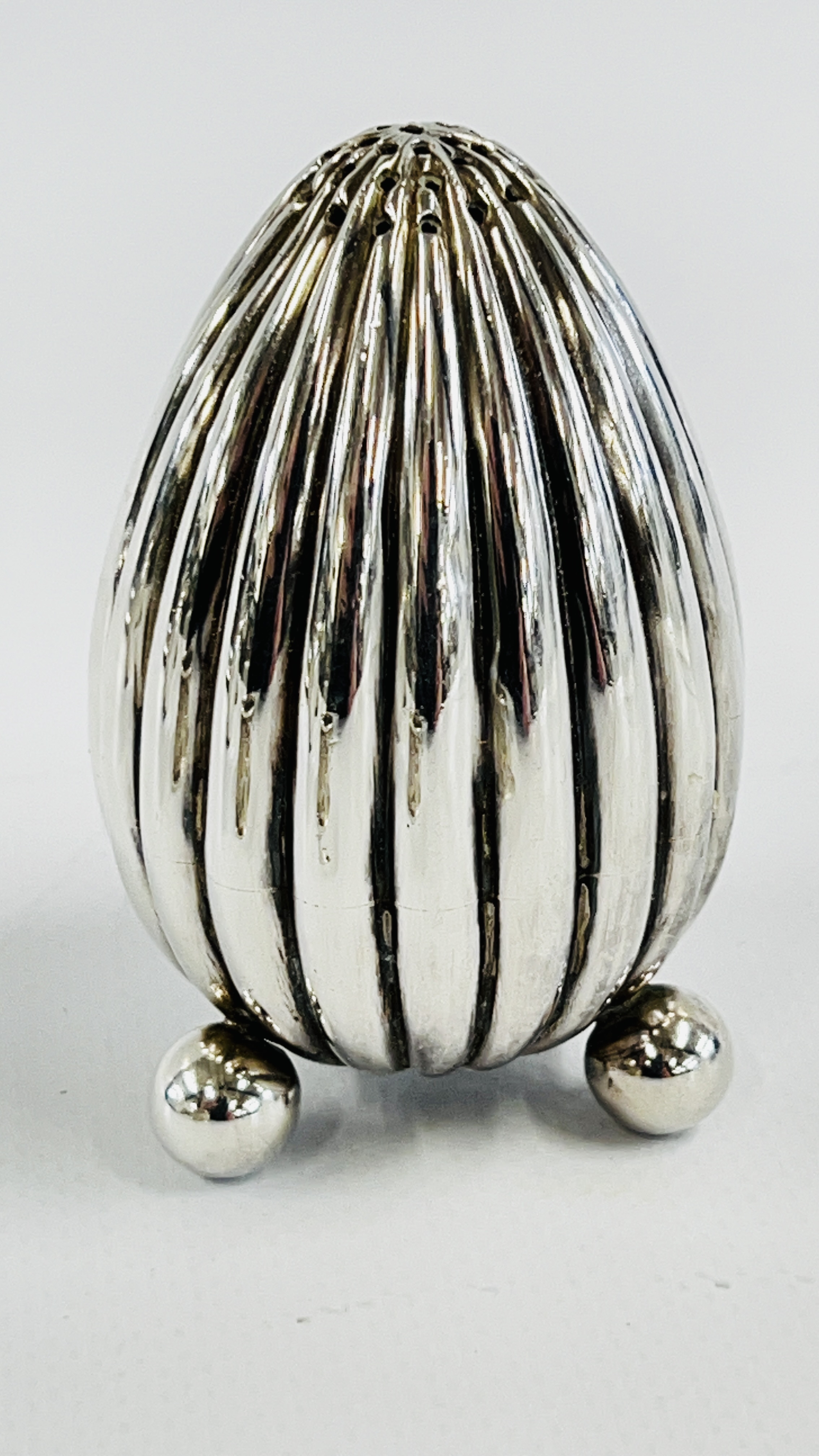 AN ELABORATE SILVER EMBOSSED MUSTARD POT AND BLUE GLASS LINER BIRMINGHAM ASSAY C.T.B. - Image 3 of 4