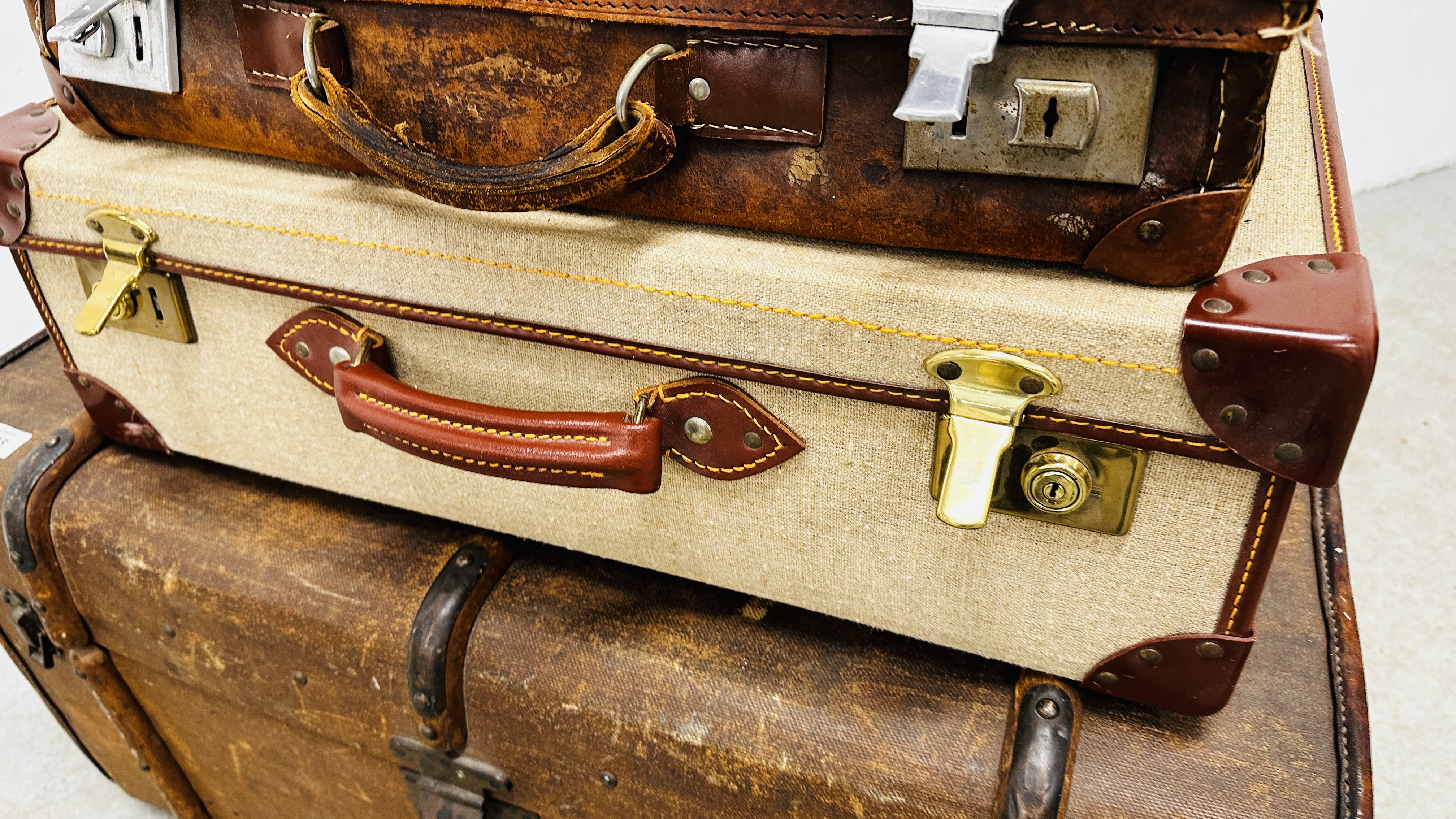 VINTAGE BOUND TRAVEL TRUNK AND THREE SUITCASES TO INCLUDE LEATHER EXAMPLE. - Bild 4 aus 6