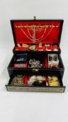 A CANTILEVER JEWELLERY BOX CONTAINING AN EXTENSIVE COLLECTION OF VINTAGE AND COSTUME JEWELLERY TO