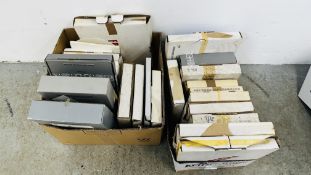 2 BOXES CONTAINING APPROXIMATELY 28 COLLECTORS PLATES TO INCLUDE WEDGEWOOD,