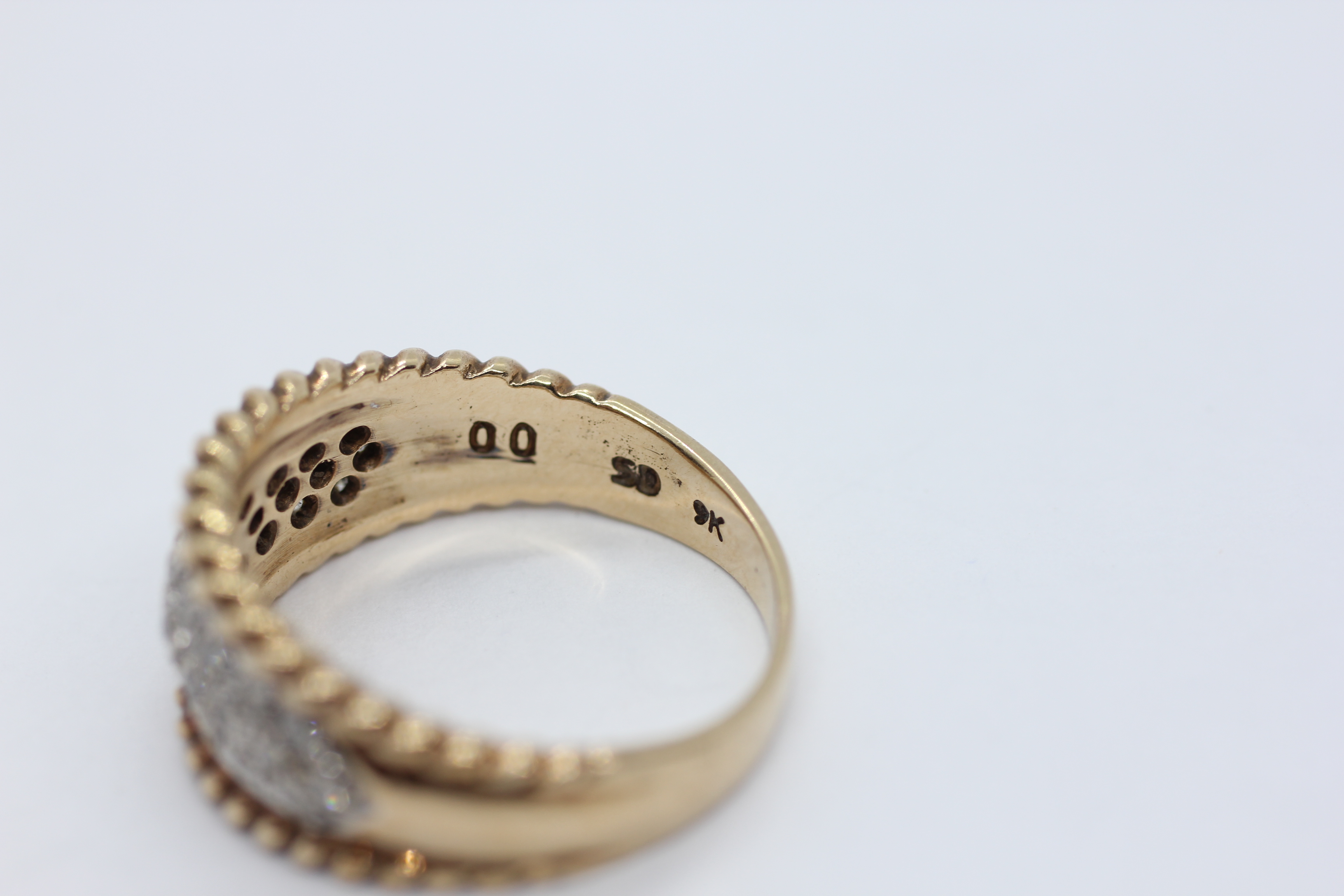 A DESIGNER 9CT GOLD RING SET WITH MULTIPLE DIAMONDS WITHIN A ROPE TRIM. - Image 9 of 13