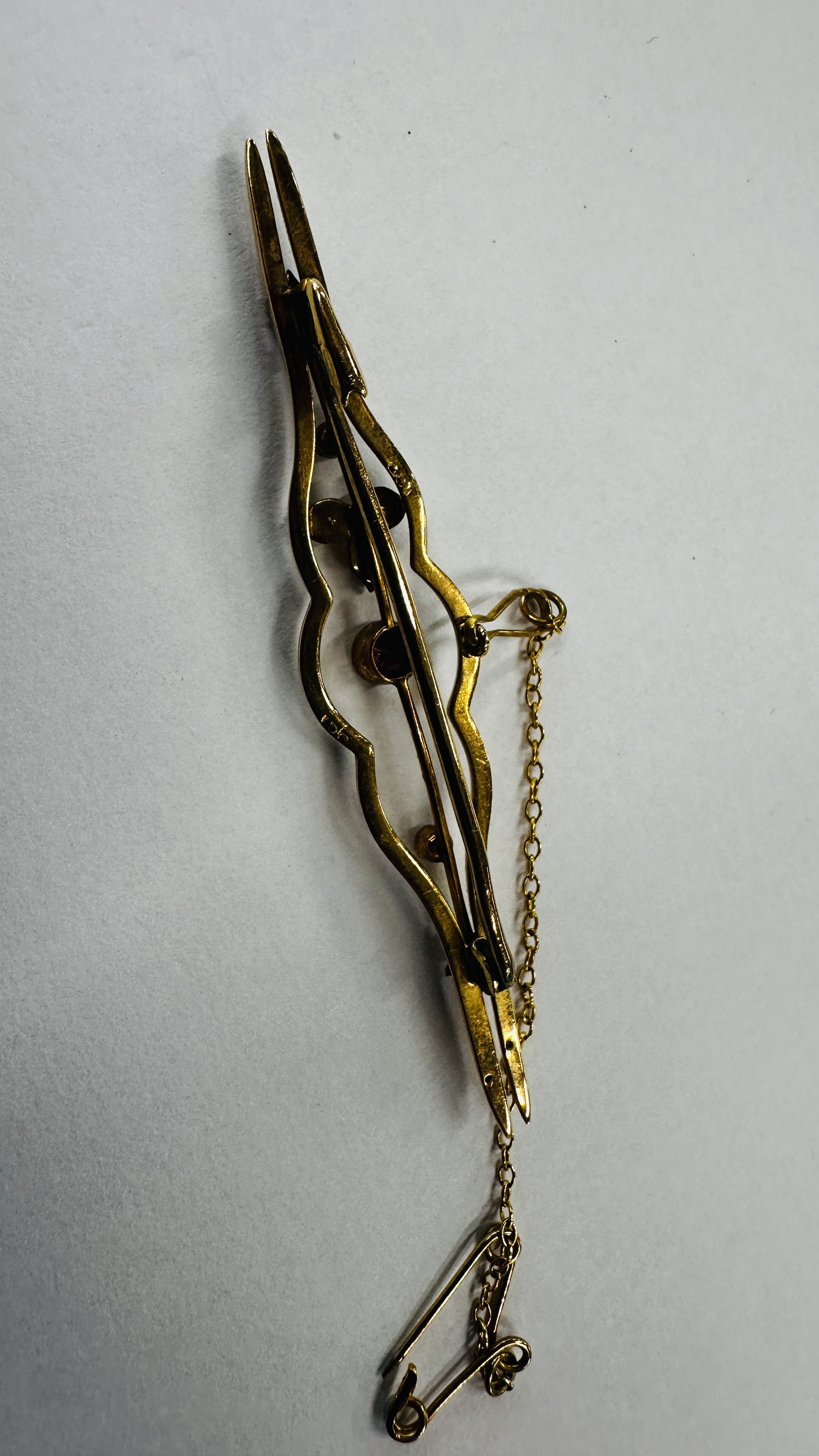 A VINTAGE 9CT GOLD BAR BROOCH AND SAFETY CHAIN SET WITH A CENTRAL AMETHYST AND SEED PEARLS - L 6. - Image 8 of 8