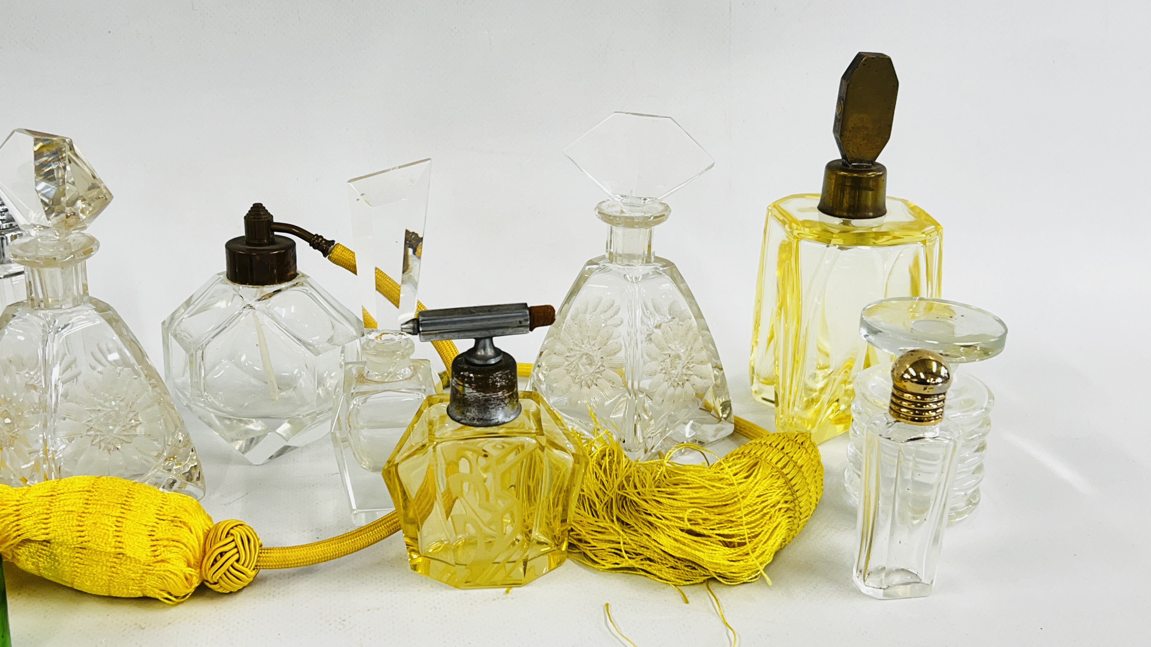 A GROUP OF ART DECO AND LATER SCENT BOTTLES. - Image 4 of 5