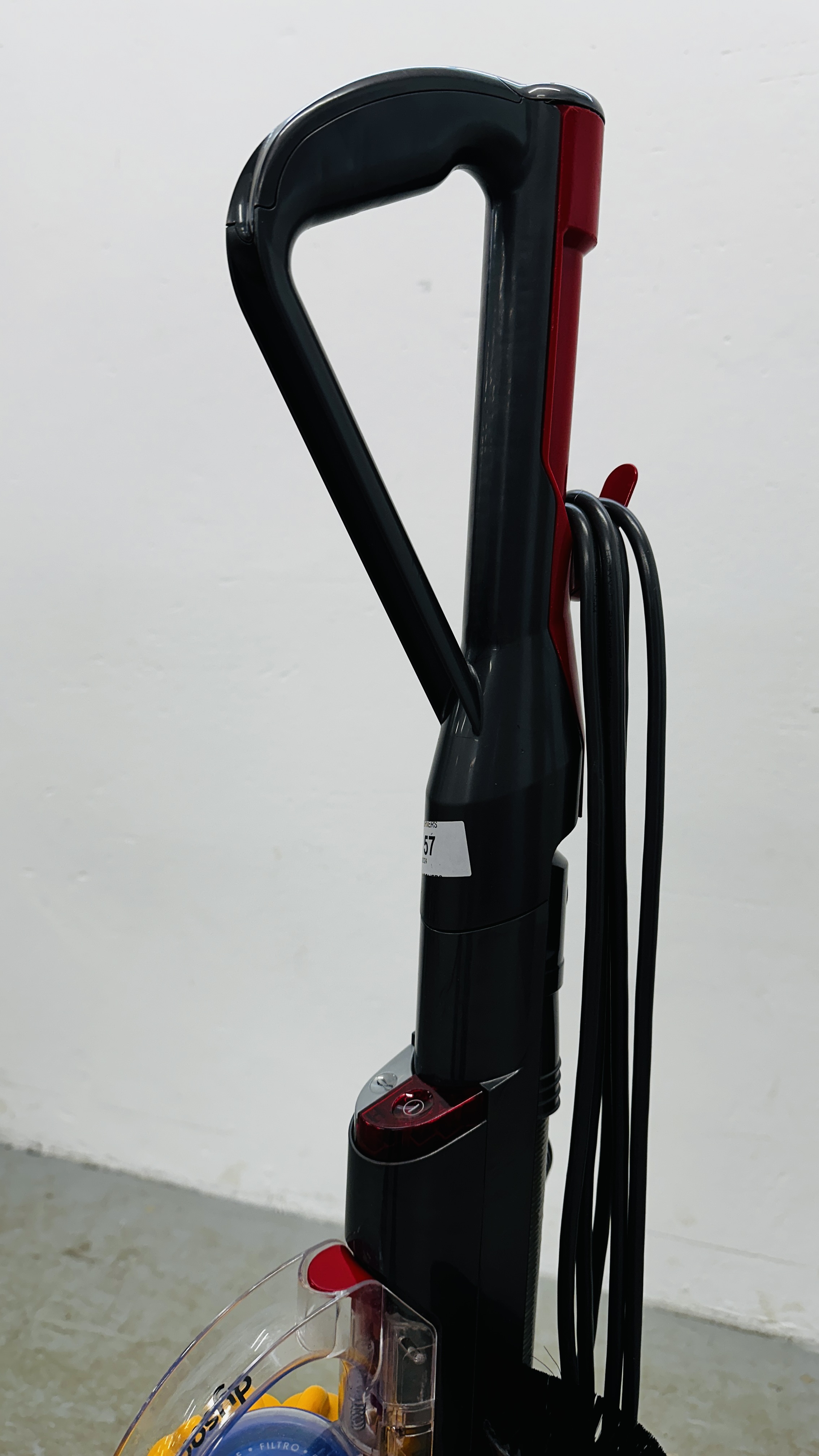 A DYSON DC 40 UPRIGHT VACUUM CLEANER - SOLD AS SEEN. - Bild 4 aus 5
