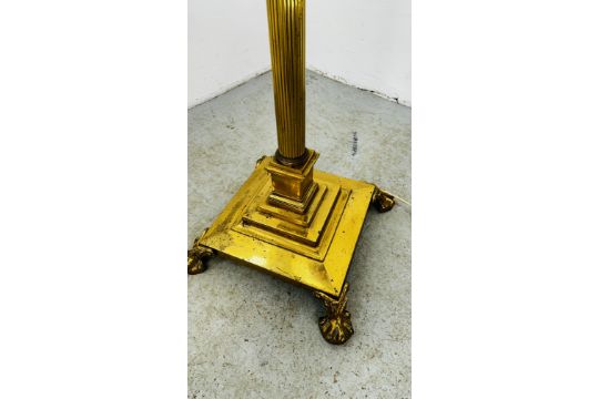 A VINTAGE HEAVY BRASS BASED BALL & CLAW SUPPORTED REEDED COLUMN OIL LAMP, - Image 4 of 8