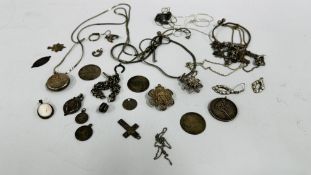 A COLLECTION OF ASSORTED SILVER AND WHITE METAL JEWELLERY TO INCLUDE VINTAGE SILVER PHOTO LOCKETS,
