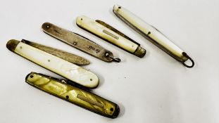 A GROUP OF 5 VINTAGE POCKET / FRUIT KNIVES TO INCLUDE SILVER AND MOTHER OF PEARL EXAMPLES.