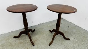 A PAIR OF REPRODUCTION GOOD QUALITY OAK CIRCULAR TOPPED OCCASIONAL TABLE ON TRIPOD BASE.